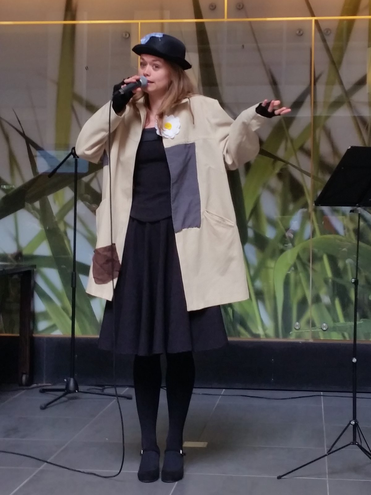 Zangeres Jasmijn zingt 'twee motten' van Dorus tijdens het liedjesprogramma voor senioren: 'Liedjes van de bovenste plank'